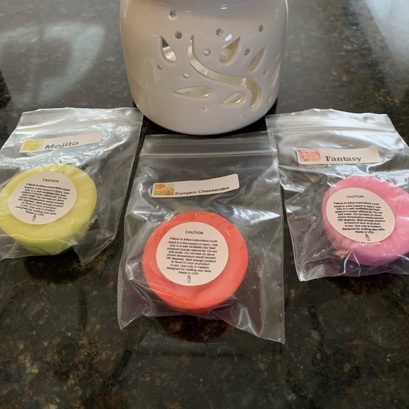 💰3 for $15💰 White ceramic tart melter w/ 3 tarts - Picture 4 of 7